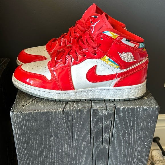 Jordan 1 mid. Great condition with no creasing. Size 7Y - Picture 1 of 4